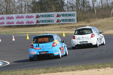 Den lyseblå Renault Clio passer racer-debutanten ganske godt.